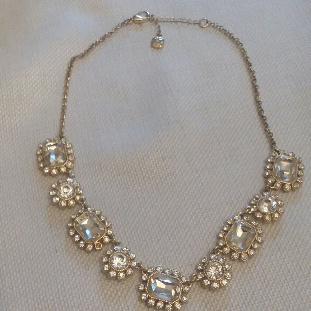 Ladies Necklace costome jewelry 18 in.